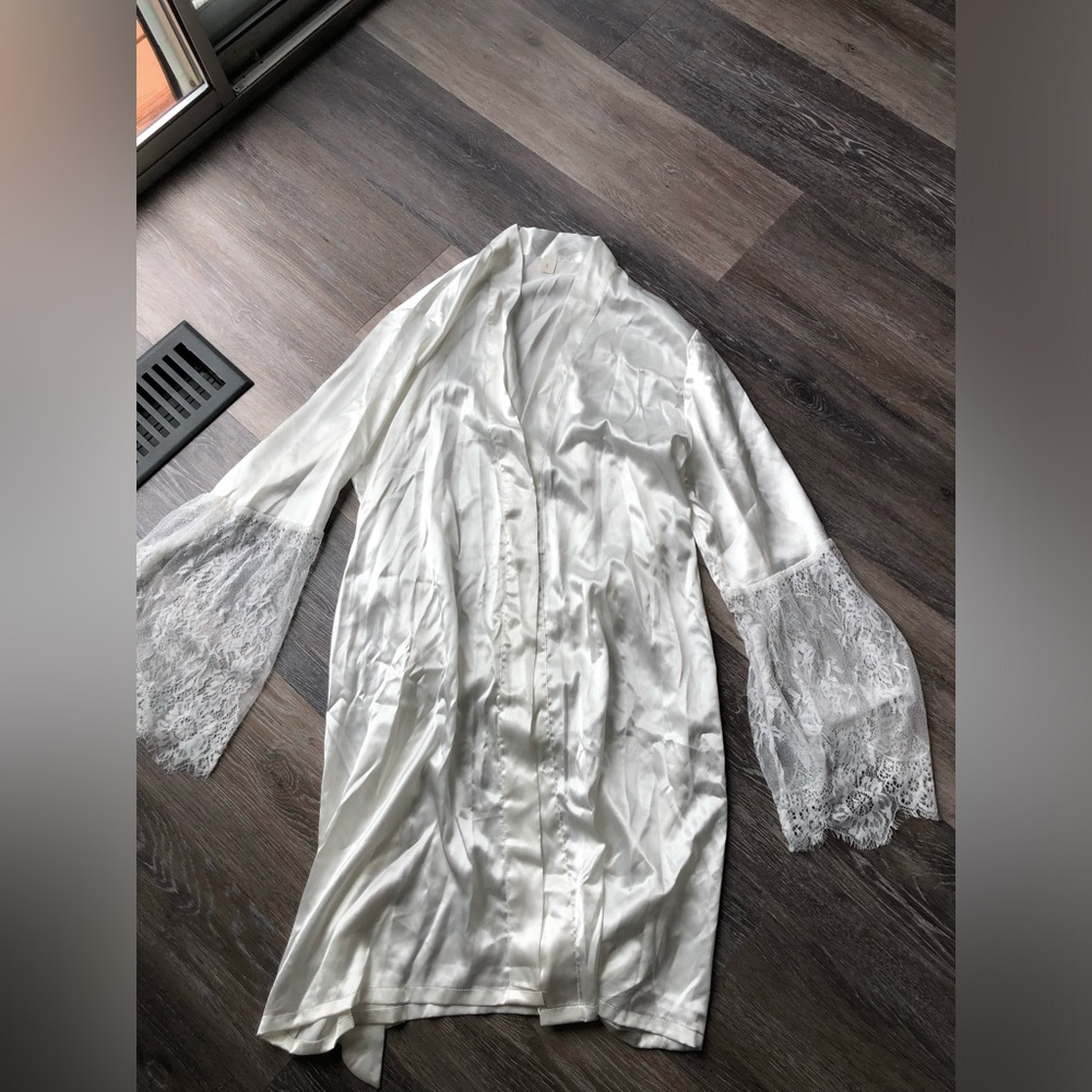 Elegant White Lace Trim Women’s Robe Size Large